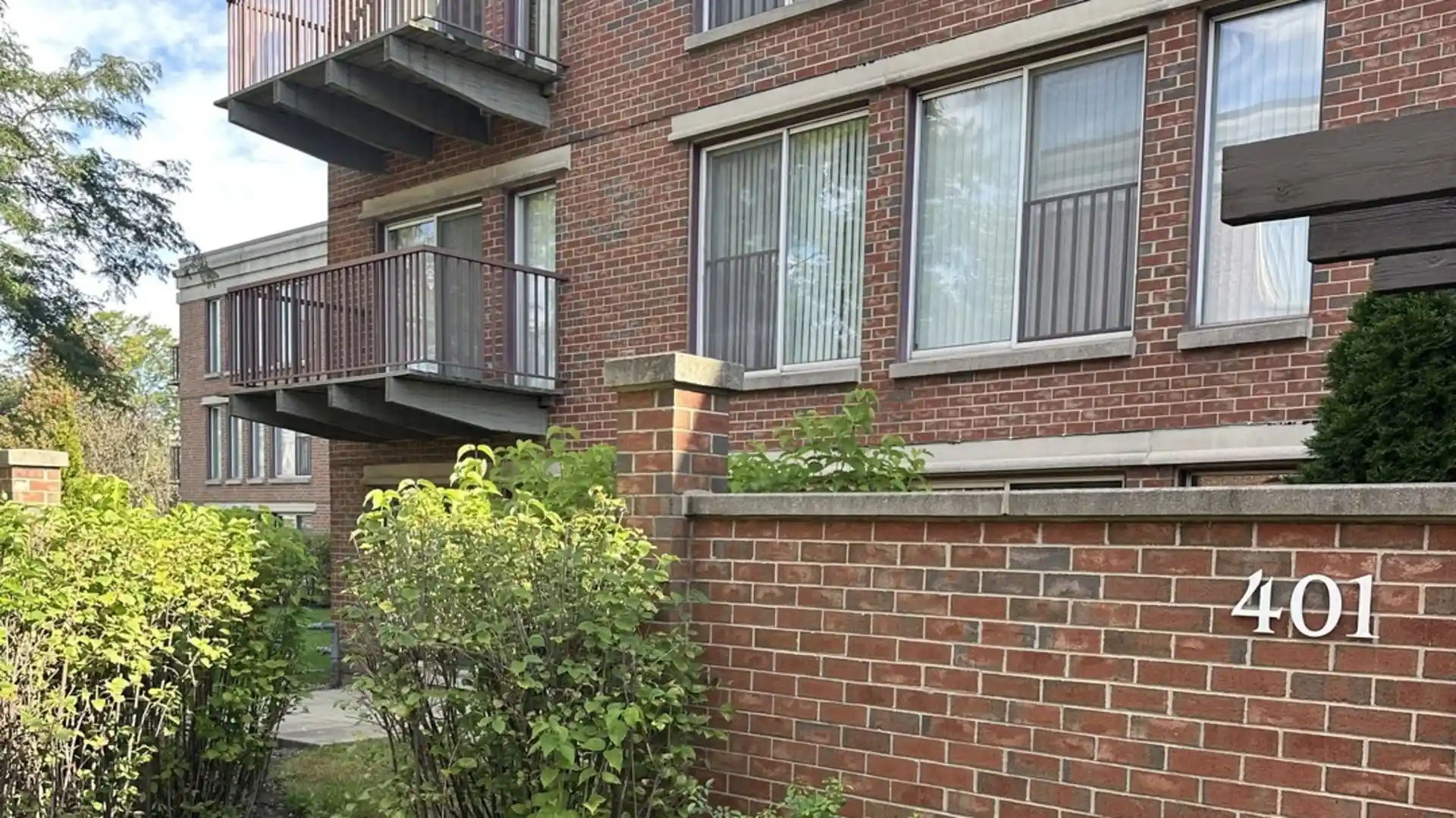 Listing Photo 2 - Condo for sale in 401 Kelburn Rd located at 401 Kelburn Rd, Deerfield, IL 60015 - Unit #114