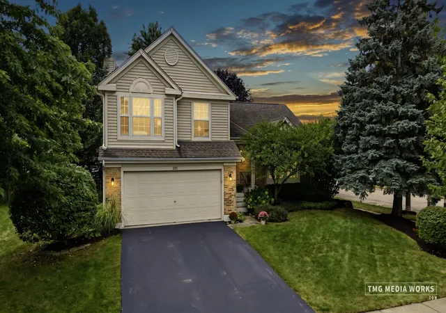 Photo 2 of Single family home for sale at 195 Meadow Lakes Blvd, Aurora, IL 60504 | MLS# 12762811 | Listing updated on 2026-09-24
