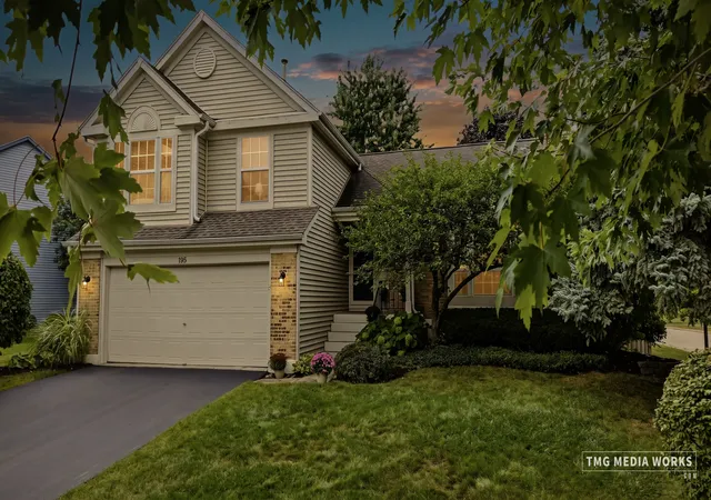 Photo 3 of Single family home for sale at 195 Meadow Lakes Blvd, Aurora, IL 60504 | MLS# 12762811 | Listing updated on 2026-09-24