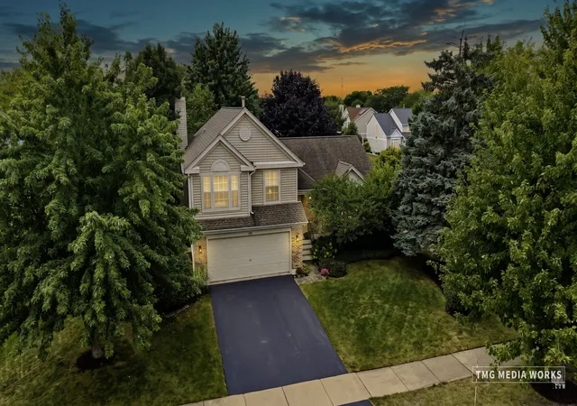 Photo 3 of Single family home for sale at 195 Meadow Lakes Blvd, Aurora, IL 60504 | MLS# 12762811 | Listing updated on 2026-09-24