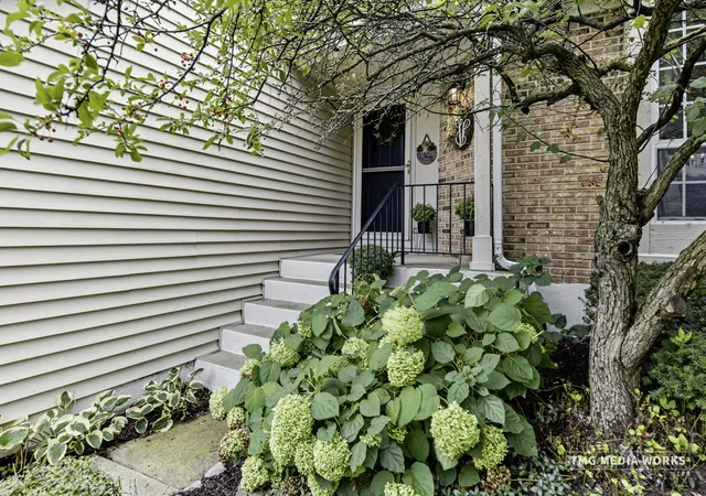 Photo 4 of Single family home for sale at 195 Meadow Lakes Blvd, Aurora, IL 60504 | MLS# 12762811 | Listing updated on 2026-09-24