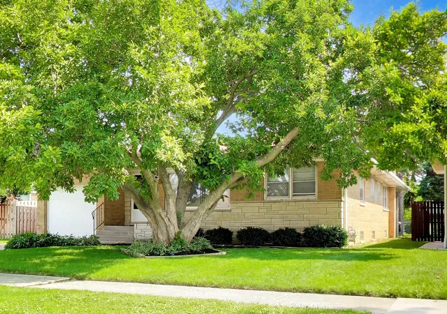 Photo 2 of Single family home for sale at 909 Worcester Ave, Westchester, IL 60154 | MLS# 12762825 | Listing updated on 2026-09-20