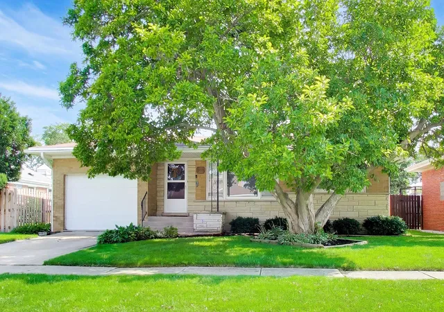 Photo 3 of Single family home for sale at 909 Worcester Ave, Westchester, IL 60154 | MLS# 12762825 | Listing updated on 2026-09-20