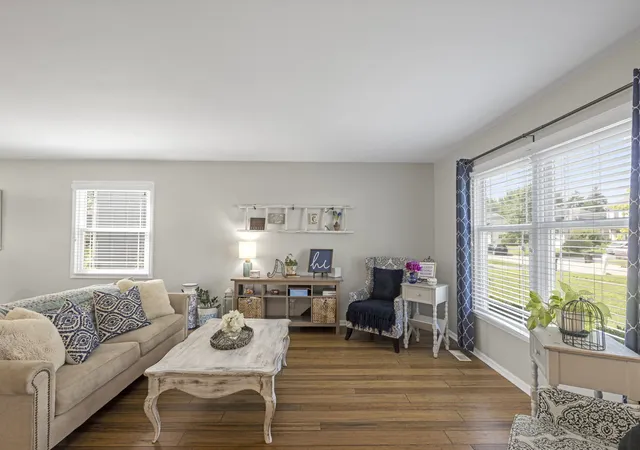 Photo 3 of Single family home for sale at 1525 Candlewood Dr, Crystal Lake, IL 60014 | MLS# 12762851 | Listing updated on 2026-09-23
