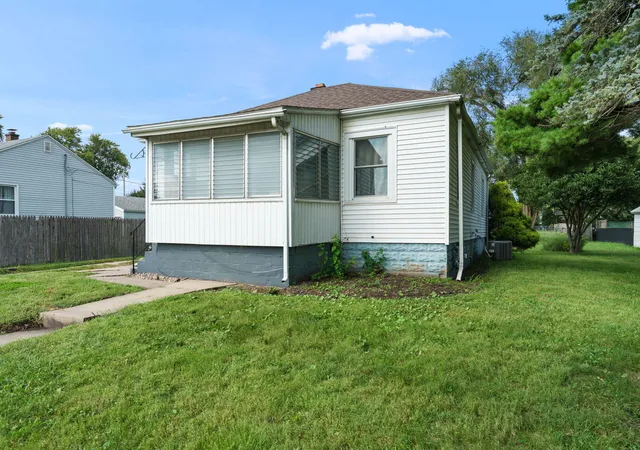 Photo 2 of Single family home for sale at 2629 39th Avenue, Moline, IL 61265 | MLS# 12762857 | Listing updated on 2026-09-24