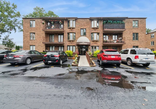 Photo 2 of Condo for sale at 13547 Lamon Ave #402, Crestwood, IL 60418 | MLS# 12762862 | Listing updated on 2026-09-23