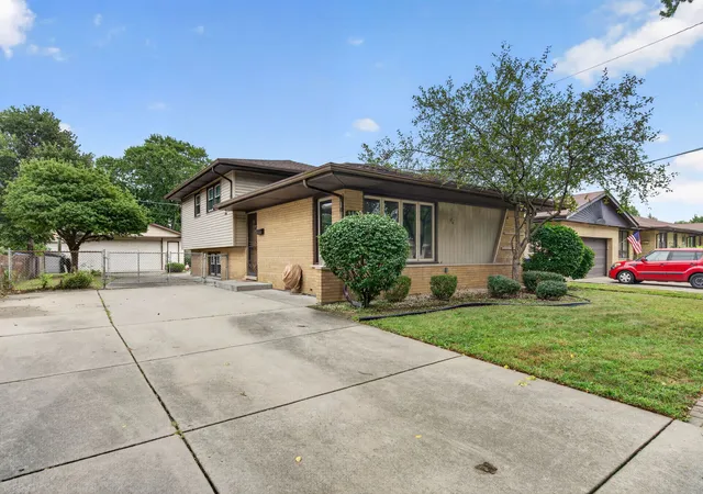 Photo 1 of Single family home for sale at 9915 S Kenton Ave, Oak Lawn, IL 60453 | MLS# 12762864 | Listing updated on 2026-09-25