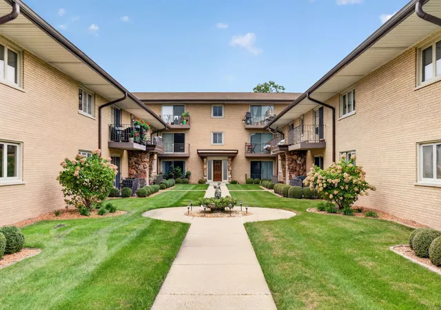 Listing Photo 1 - Condo for sale in building located at 6150 S Kensington Ave, Countryside, IL 60525 - Unit #101c