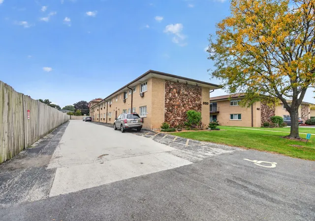 Listing Photo 2 - Condo for sale in building located at 6150 S Kensington Ave, Countryside, IL 60525 - Unit #101c