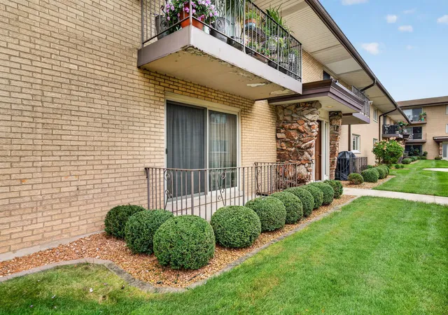 Listing Photo 3 - Condo for sale in building located at 6150 S Kensington Ave, Countryside, IL 60525 - Unit #101c