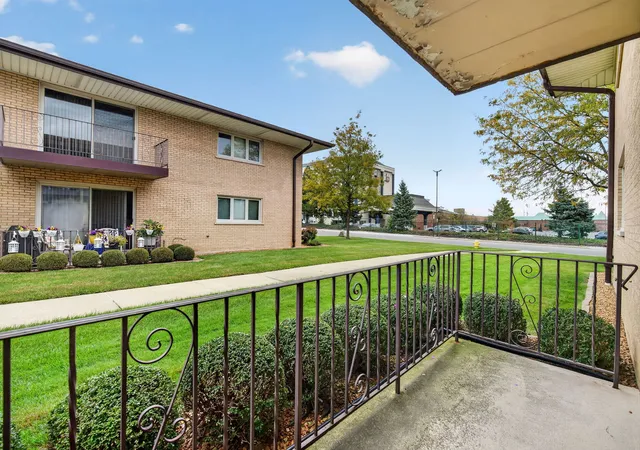 Listing Photo 5 - Condo for sale in building located at 6150 S Kensington Ave, Countryside, IL 60525 - Unit #101c