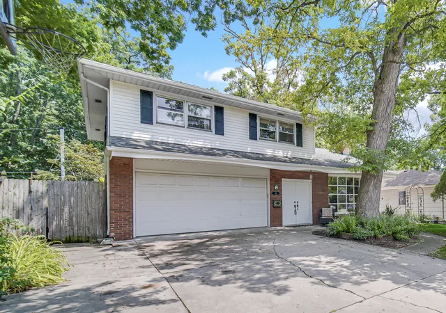 Photo 2 of Single family home for sale at 418 Earl Ave, Joliet, IL 60436 | MLS# 12762893 | Listing updated on 2026-09-23