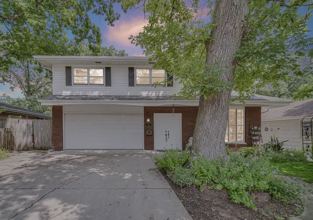Photo 3 of Single family home for sale at 418 Earl Ave, Joliet, IL 60436 | MLS# 12762893 | Listing updated on 2026-09-23