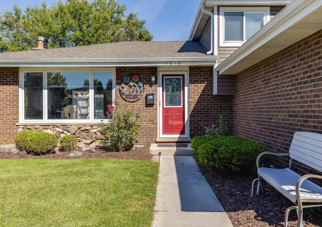 Photo 2 of Single family home for sale at 4816 W 121st Place, Alsip, IL 60803 | MLS# 12762895 | Listing updated on 2026-10-07