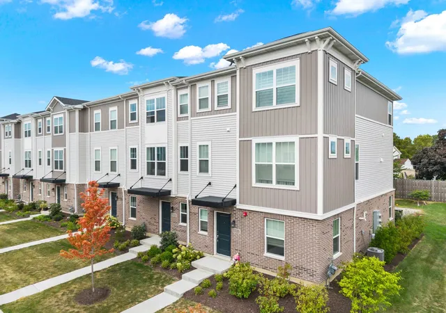 Photo 3 of Townhouse for sale at 1125 Dock St, Des Plaines, IL 60018 | MLS# 12762902 | Listing updated on 2026-09-23