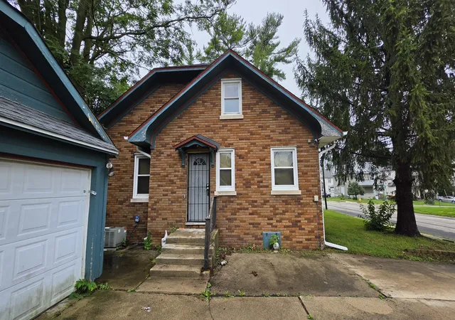 Photo 3 of Single family home for sale at 1303 S Oak Ave, Freeport, IL 61032 | MLS# 12762943 | Listing updated on 2026-09-24