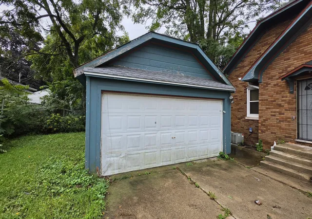 Photo 3 of Single family home for sale at 1303 S Oak Ave, Freeport, IL 61032 | MLS# 12762943 | Listing updated on 2026-09-24