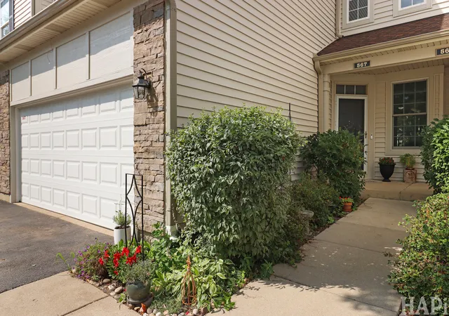 Photo 2 of Townhouse for sale at 567 Shakespeare Dr, Grayslake, IL 60030 | MLS# 12762964 | Listing updated on 2026-09-30