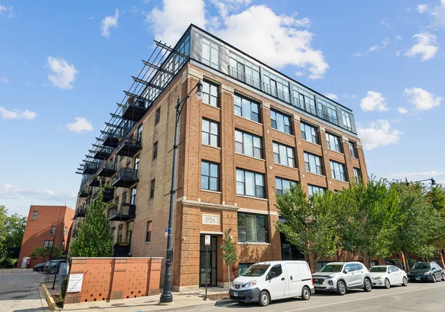 Photo 2 of Condo for sale at 2911 N Western Ave #111, Chicago, IL 60618 | MLS# 12762986 | Listing updated on 2026-09-28