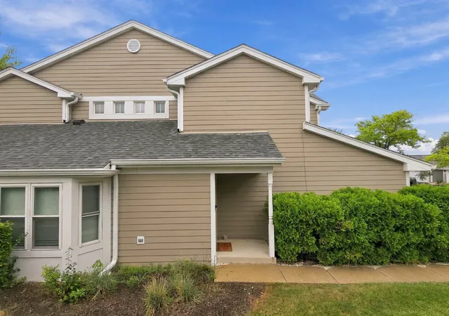 Photo 2 of Townhouse for sale at 20 Sarahs Grv Ln, Schaumburg, IL 60193 | MLS# 12763015 | Listing updated on 2026-09-23