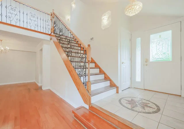 Photo 3 of Townhouse for sale at 20 Sarahs Grv Ln, Schaumburg, IL 60193 | MLS# 12763015 | Listing updated on 2026-09-23
