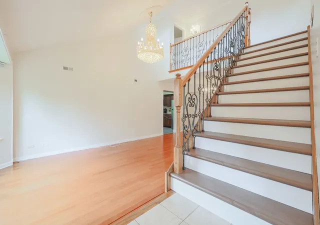 Photo 3 of Townhouse for sale at 20 Sarahs Grv Ln, Schaumburg, IL 60193 | MLS# 12763015 | Listing updated on 2026-09-23