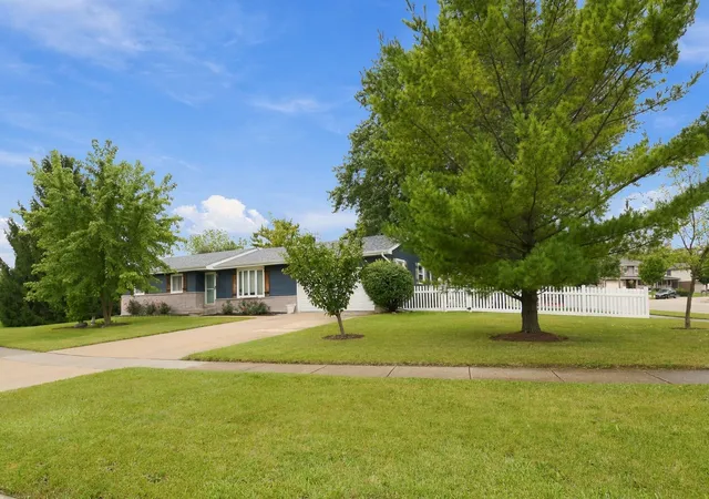 Photo 2 of Single family home for sale at 1415 N Scully Dr, Mc Henry, IL 60050 | MLS# 12763016 | Listing updated on 2026-09-30