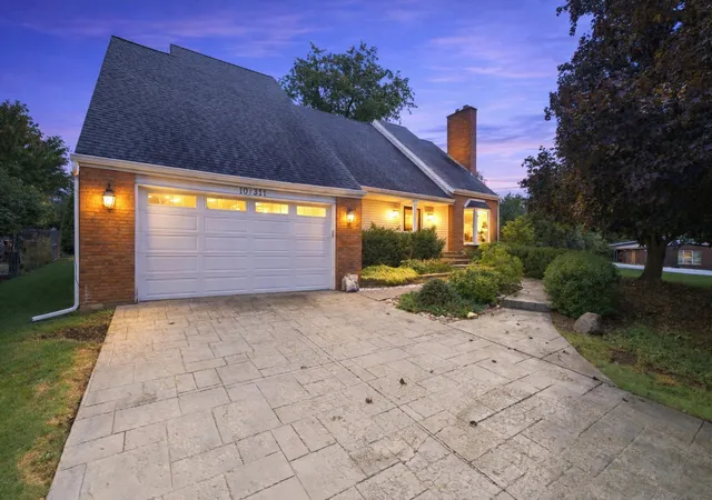 Single family home for sale at 10s381 Jamie Ln, Willowbrook, IL 60527 | MLS# 12763039