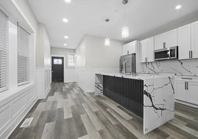 Listing Photo 3 - Condo for sale in building located at 27 N Latrobe Ave, Chicago, IL 60644