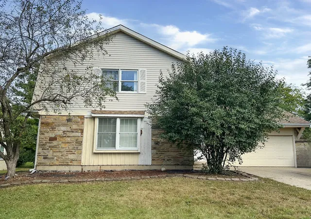 Photo 1 of Single family home for sale at 700 Butterfield Dr, Algonquin, IL 60102 | MLS# 12763060 | Listing updated on 2026-09-22