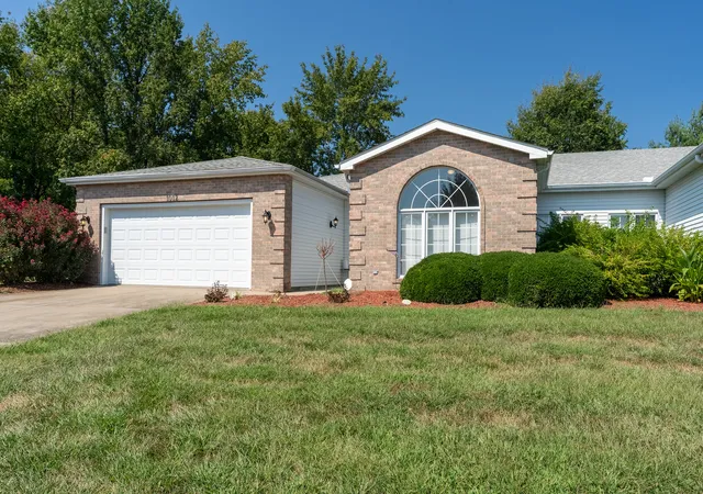 Photo 1 of Townhouse for sale at 1012 Villa Ct, Carbondale, IL 62901 | MLS# 12763078 | Listing updated on 2026-09-21
