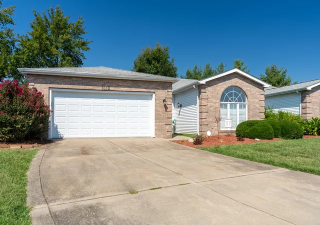 Photo 2 of Townhouse for sale at 1012 Villa Ct, Carbondale, IL 62901 | MLS# 12763078 | Listing updated on 2026-09-21