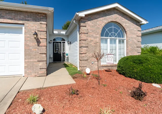 Photo 3 of Townhouse for sale at 1012 Villa Ct, Carbondale, IL 62901 | MLS# 12763078 | Listing updated on 2026-09-21