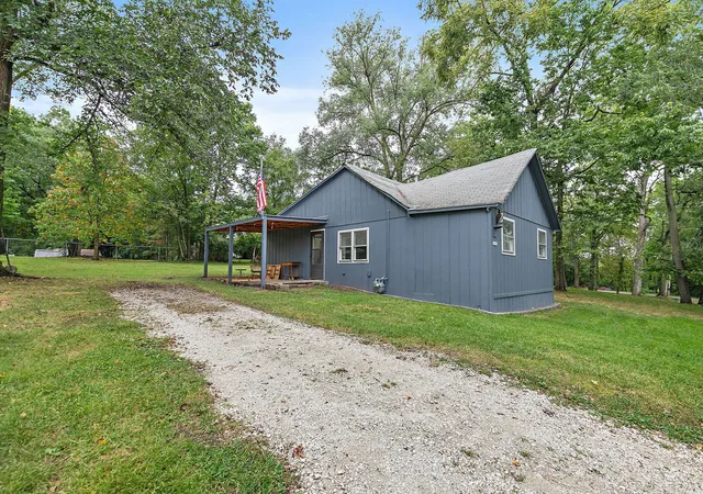 Photo 2 of Single family home for sale at 7n066 Woodlawn Ave, St. Charles, IL 60174 | MLS# 12763080 | Listing updated on 2026-09-24