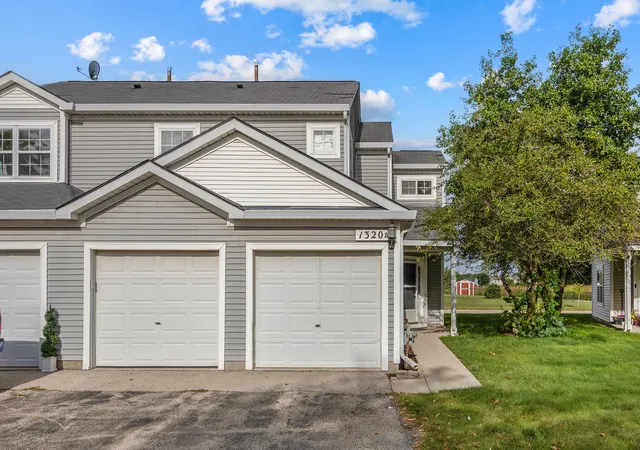 Listing Photo 2 - Condo for sale in building located at 1320 Jenna Dr, South Elgin, IL 60177 - Unit #B