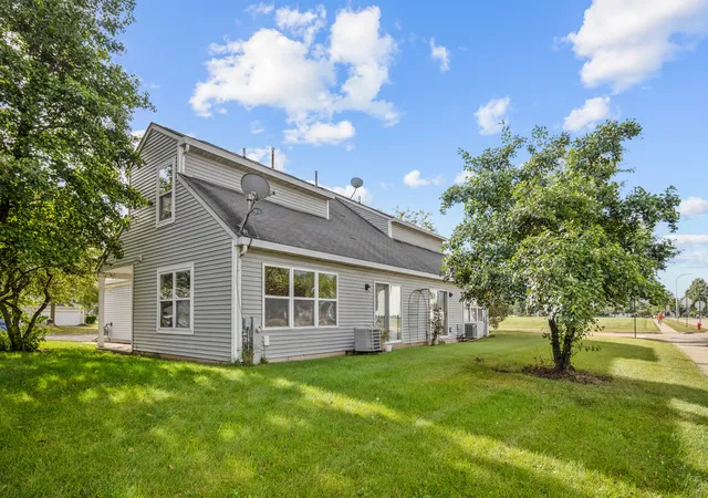 Listing Photo 3 - Condo for sale in building located at 1320 Jenna Dr, South Elgin, IL 60177 - Unit #B