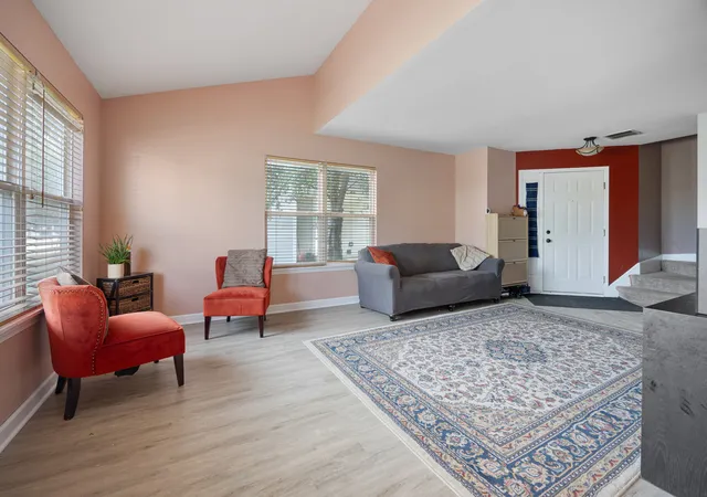 Listing Photo 4 - Condo for sale in building located at 1320 Jenna Dr, South Elgin, IL 60177 - Unit #B