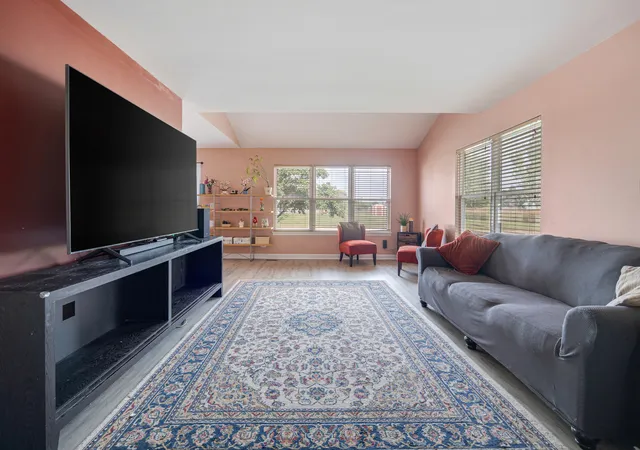 Listing Photo 5 - Condo for sale in building located at 1320 Jenna Dr, South Elgin, IL 60177 - Unit #B