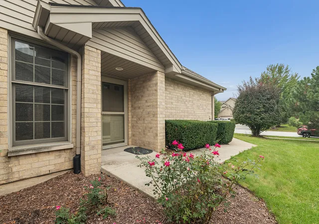 Photo 3 of Townhouse for sale at 9131 Newcastle Ct, Tinley Park, IL 60487 | MLS# 12763112 | Listing updated on 2026-09-21