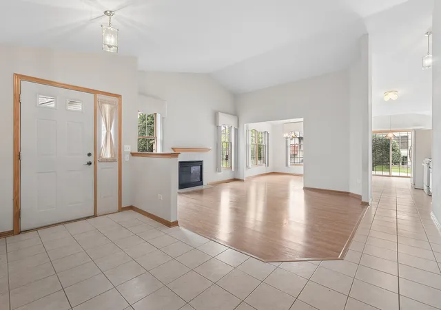 Photo 4 of Townhouse for sale at 9131 Newcastle Ct, Tinley Park, IL 60487 | MLS# 12763112 | Listing updated on 2026-09-21