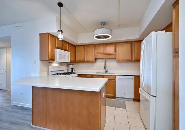 Photo 4 of Condo for sale at 1 N Beacon Pl #601, La Grange, IL 60525 | MLS# 12763136 | Listing updated on 2026-10-03