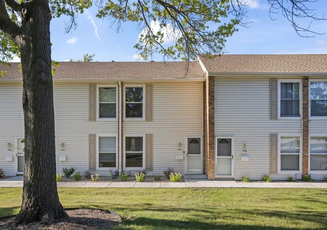 Townhouse for sale at 1910 Huntington Blvd, Hoffman Estates, IL 60169 | MLS# 12763153
