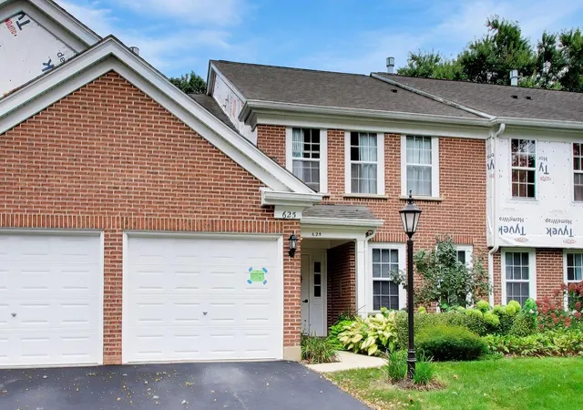 Photo 2 of Townhouse for sale at 625 Edinburgh Ln, Prospect Heights, IL 60070 | MLS# 12763174 | Listing updated on 2026-10-07