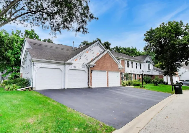 Photo 3 of Townhouse for sale at 625 Edinburgh Ln, Prospect Heights, IL 60070 | MLS# 12763174 | Listing updated on 2026-10-07