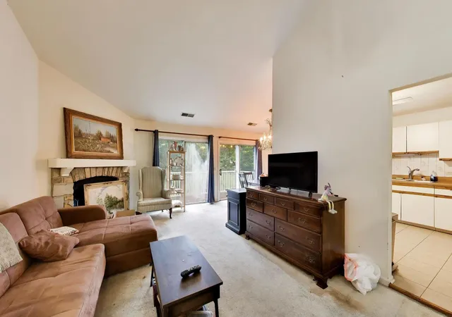 Photo 3 of Townhouse for sale at 625 Edinburgh Ln, Prospect Heights, IL 60070 | MLS# 12763174 | Listing updated on 2026-10-07