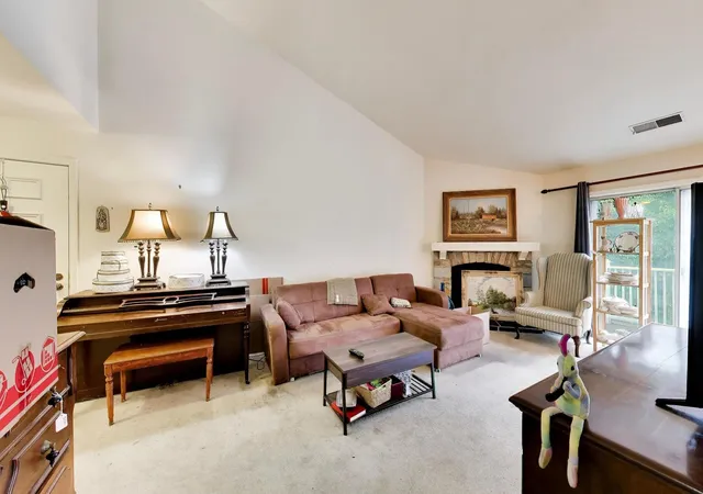 Photo 4 of Townhouse for sale at 625 Edinburgh Ln, Prospect Heights, IL 60070 | MLS# 12763174 | Listing updated on 2026-10-07
