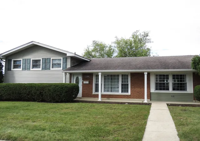 Photo 1 of Single family home for sale at 1800 N Newport Rd, Hoffman Estates, IL 60169 | MLS# 12763177 | Listing updated on 2026-10-05