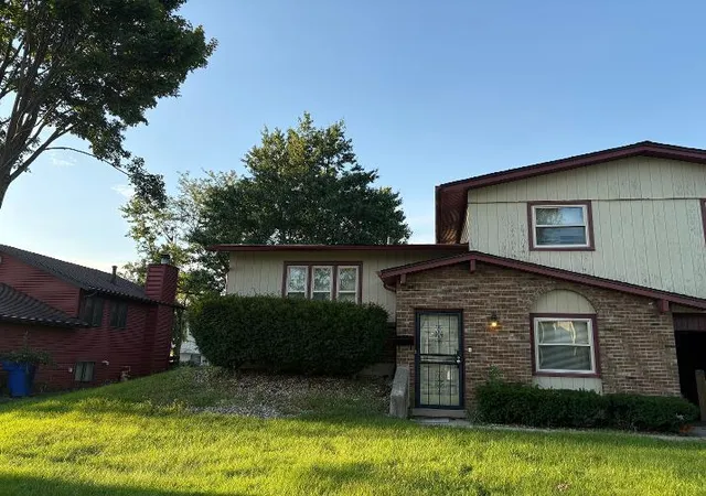 Photo 3 of Single family home for sale at 4900 Imperial Dr, Richton Park, IL 60471 | MLS# 12763180 | Listing updated on 2026-09-24