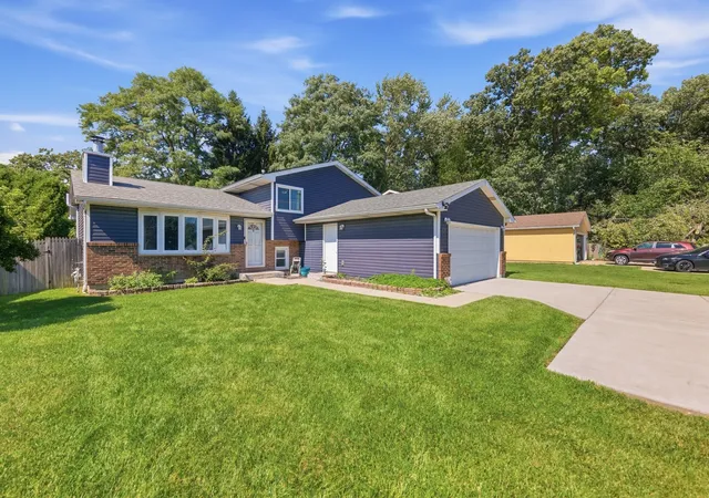 Photo 2 of Single family home for sale at 1818 N Sheridan Rd, Waukegan, IL 60087 | MLS# 12763184 | Listing updated on 2026-09-23