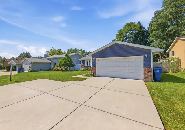 Photo 3 of Single family home for sale at 1818 N Sheridan Rd, Waukegan, IL 60087 | MLS# 12763184 | Listing updated on 2026-09-23